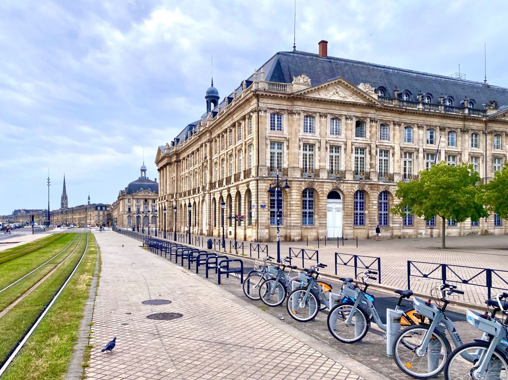 building for sale on BORDEAUX (33800)